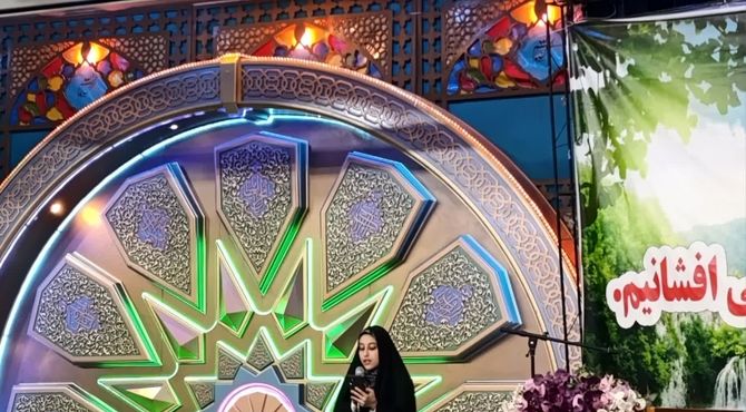 دکلمه خوانی خبرنگار پانا ریحانه منصوری و منتخب فرمانده واحد بسیج دختران متوسطه اول شهرستان برخوار در اختتامیه اردو ایرانیوم 
