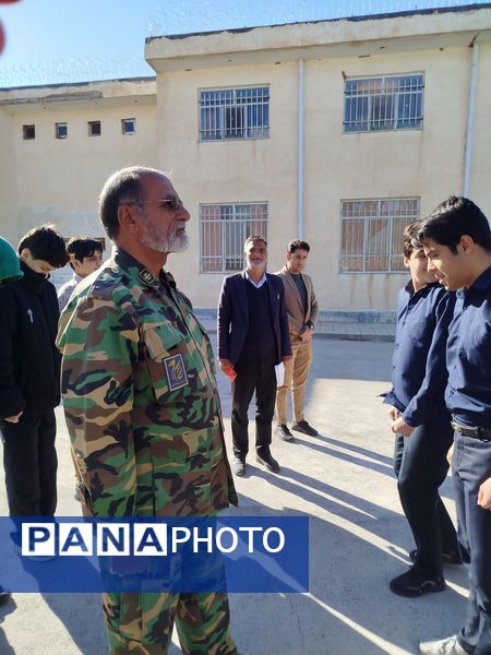کارگاه عملی درس آمادگی دفاعی در دبیرستان پسرانه متوسطه اول سما شهرستان کاشمر 