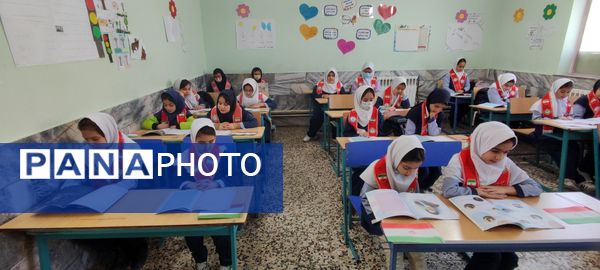 توزیع کتاب « از ایرانمان دفاع می کنیم » در بین دانش‌آموزان پیشتاز مدرسه شهید خاقانی شهرستان شیروان