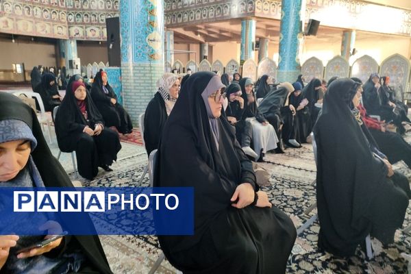 دکلمه‌خوانی دانش‌آموزان در مقابل مادران شهرستان قدس به‌مناسبت روز مادر