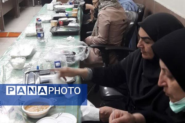 برگزاری مراسم افطار و طعام در دبیرستان فتح المبین ناحیه دو شهرری 
