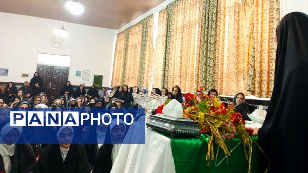 بوسه بر دستان مادر در دبیرستان والدین آناخاتون