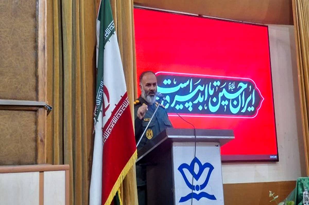 شهدا زندهاند و در میدان جنگ همراه ما هستند