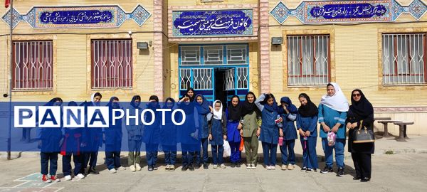 بازدید دانش‌آموزان پیشتاز‌ مدرسه شهید خاقانی از کلاس‌های رایانه کانون سمیه شیروان