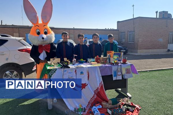  برپایی نمایشگاه  آثار دانش‌آموزان در مدرسه غیاث‌الدین جمشید کاشانی ملارد 