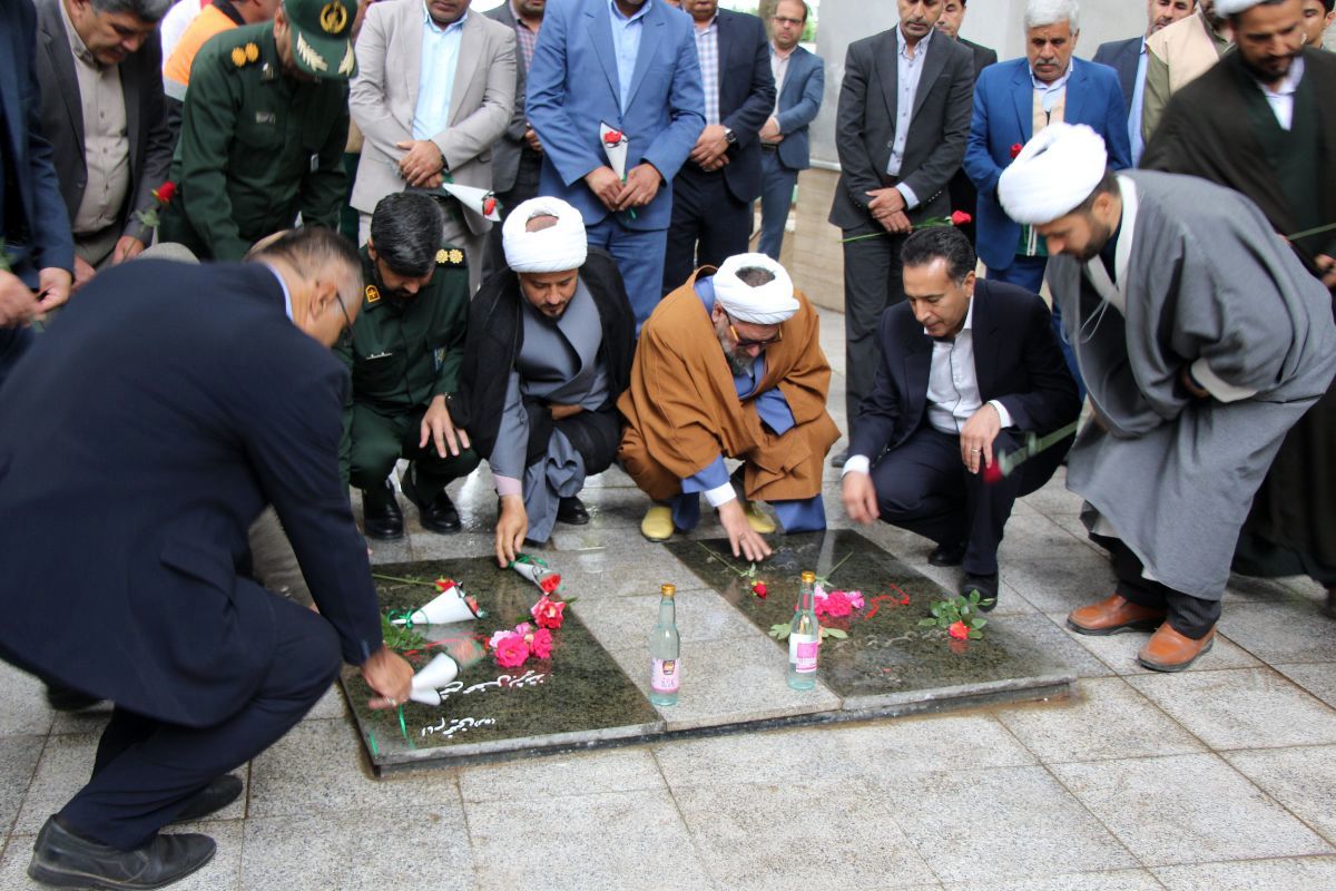 غبارروبی و عطر افشانی مزار شهدا در سملقان
