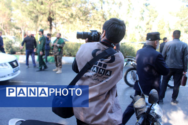 جلوه‌هایی از حضور نوجوانان در مراسم تشییع و خاکسپاری شهدای گمنام