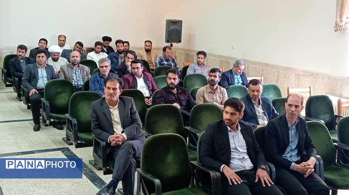 نشست توانمندسازی مدیران و مشاوران مدارس بن با محوریت پیشگیری از آسیبهای اجتماعی