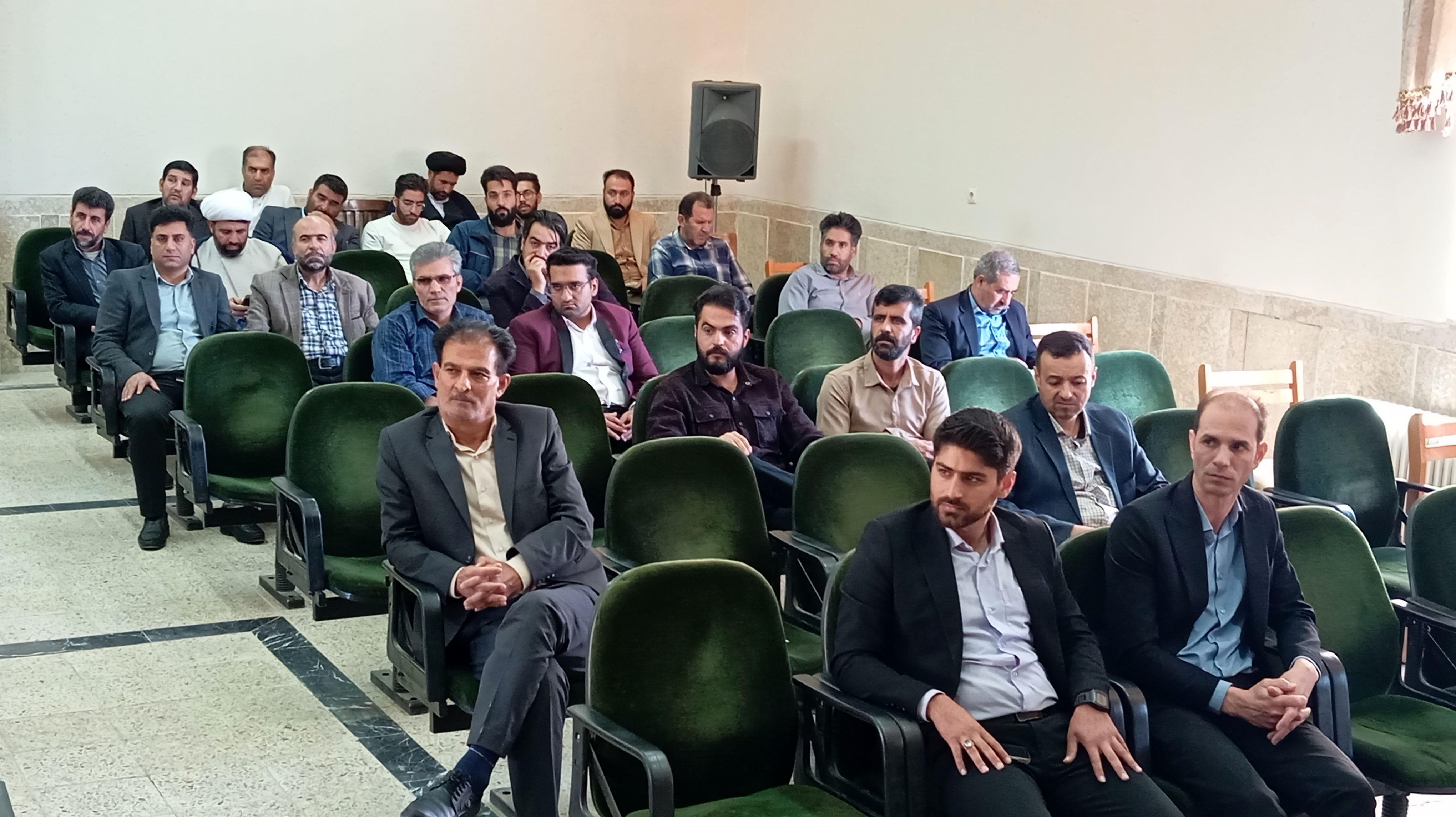 نشست توانمندسازی مدیران و مشاوران مدارس بن با محوریت پیشگیری از آسیبهای اجتماعی
