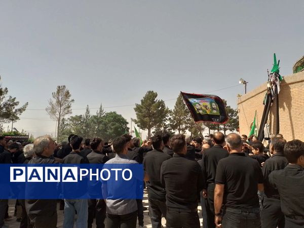 مراسم سینه زنی و علم گردانی اهالی روستای نقاب در امامزاده سید حسن روستای میرآباد