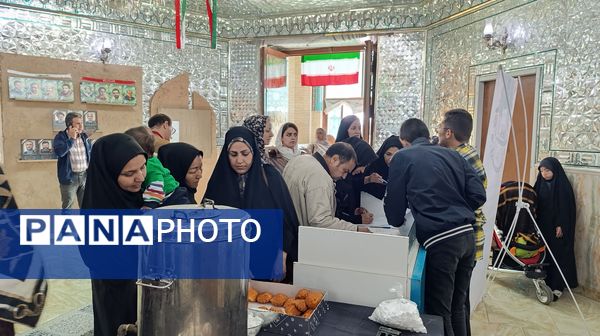 فعالیت دانش آموزان در جلسه انجمن اولیا و مربیان دبیرستان پسرانه متوسطه اول عبدالحسین قفلی