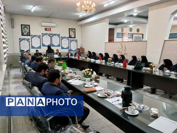  اولین نشست هم اندیشی مدیران متوسطه دوره دوم در دبیرستان مهشید مصلی نژاد
