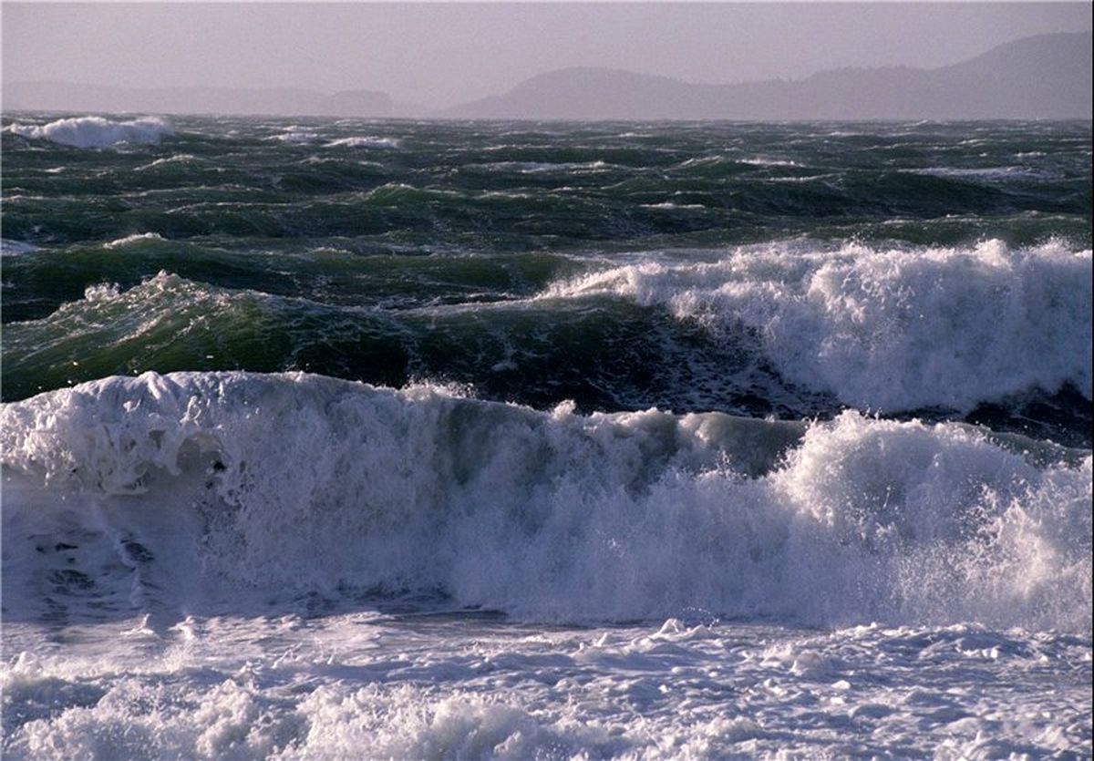افزایش ارتفاع موج در آب‌های شمال و جنوب کشور