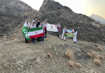 کوهپیمایی دانشآموزان دبستان شهدای مکه رودان