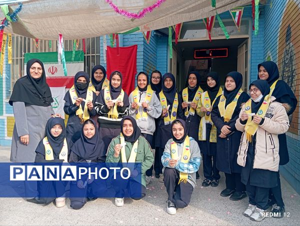 جشن تقدیر پیشتازان برگزیده پویش بوسه بر دستان مادر در دبیرستان دخترانه انقلاب اسلامی 