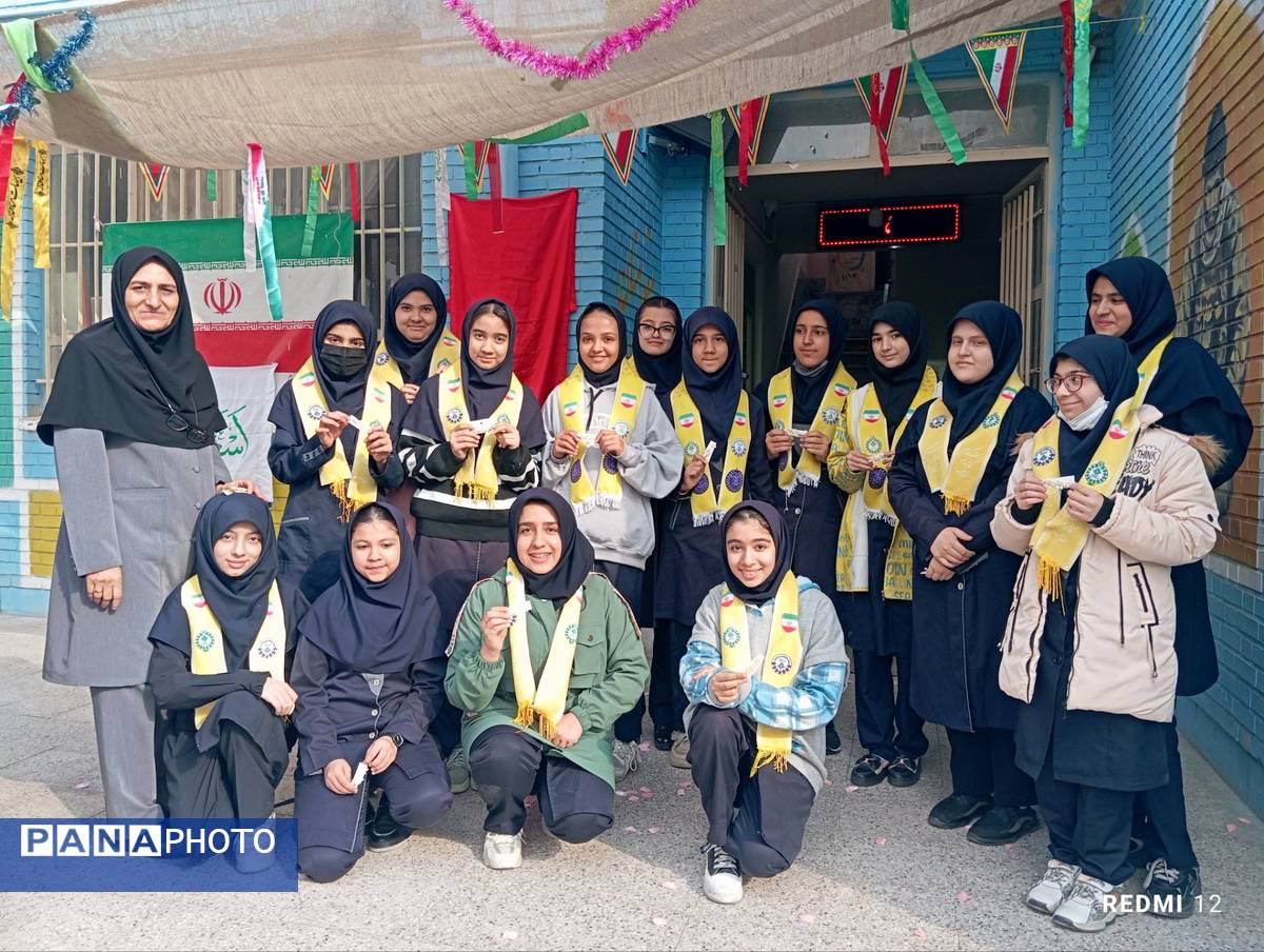 جشن تقدیر پیشتازان برگزیده پویش بوسه بر دستان مادر در دبیرستان دخترانه انقلاب اسلامی 