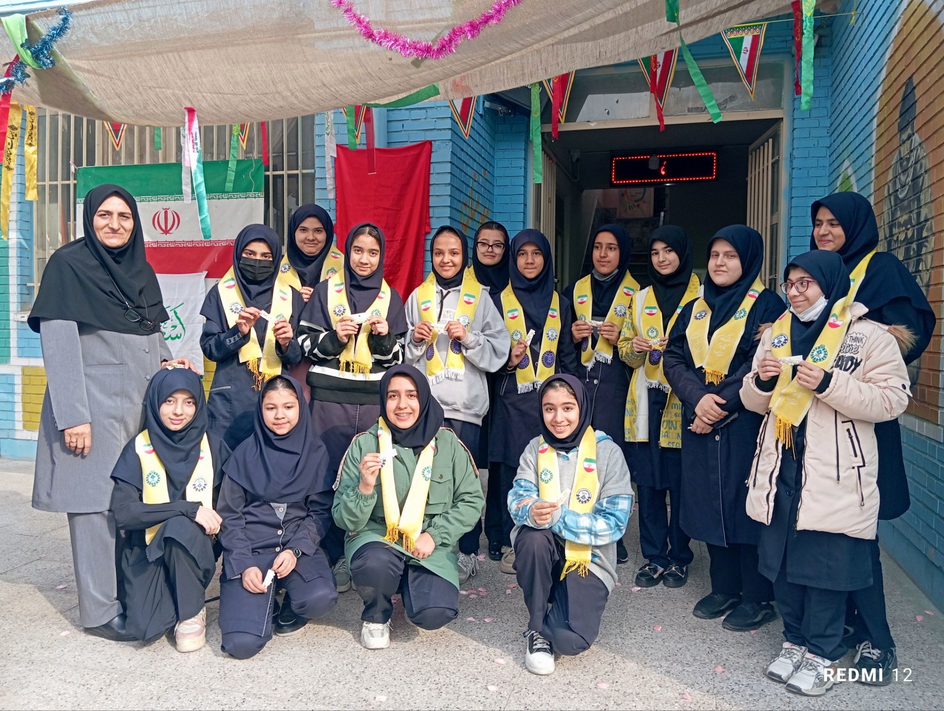 جشن تقدیر پیشتازان برگزیده پویش بوسه بر دستان مادر در دبیرستان دخترانه انقلاب اسلامی 