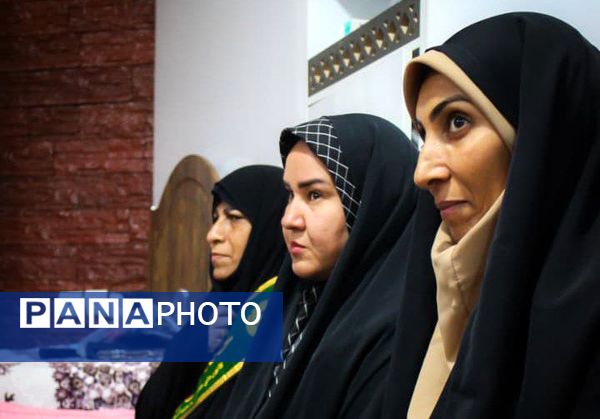 تجلیل دانش‌آموزان بندرعباسی از خانواده شهید در آستانه میلاد حضرت زهرا(س)