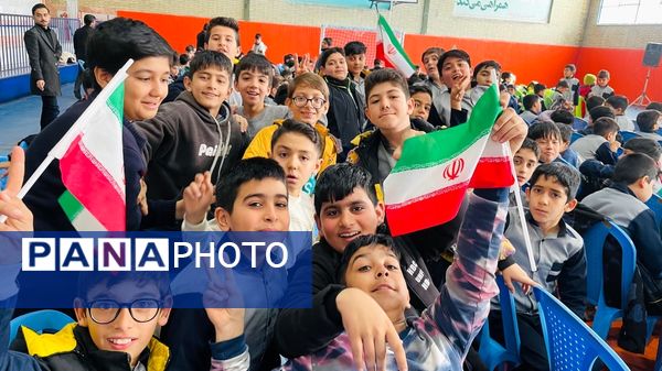 مراسم جشن انقلاب و تقدیر از دانش‌آموزان مقام‌آور مدرسه معلم