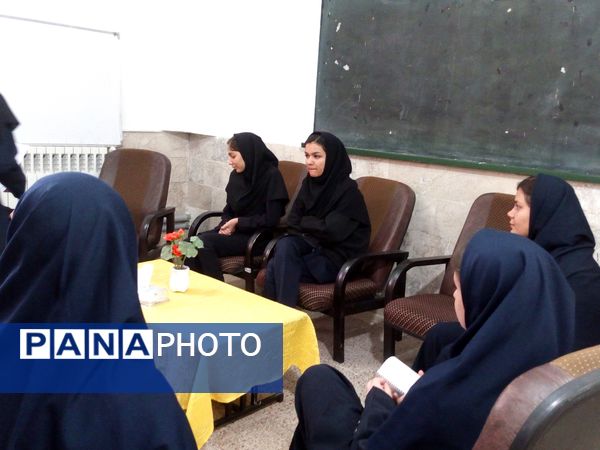 اولین جلسه همیاران مشاور در دبیرستان فاطمیه