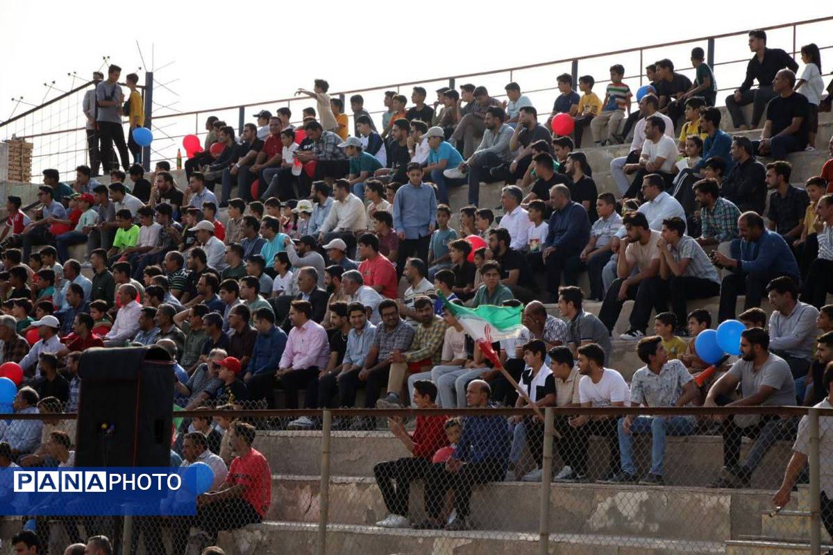 دیدار دوستانه پیشکسوتان تیم‌های ملی پرسپولیس و استقلال تهران با پیشکسوتان فوتبال گناباد و بجستان