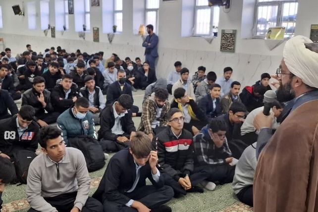 حضور مسئول قرآن و عترت ناحیه یک یزد در صبحگاه قرآنی دبیرستان هفده شهریور