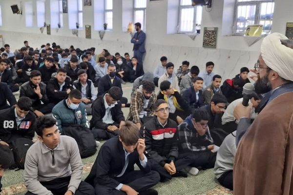 حضور مسئول قرآن و عترت ناحیه یک یزد در صبحگاه قرآنی دبیرستان هفده شهریور