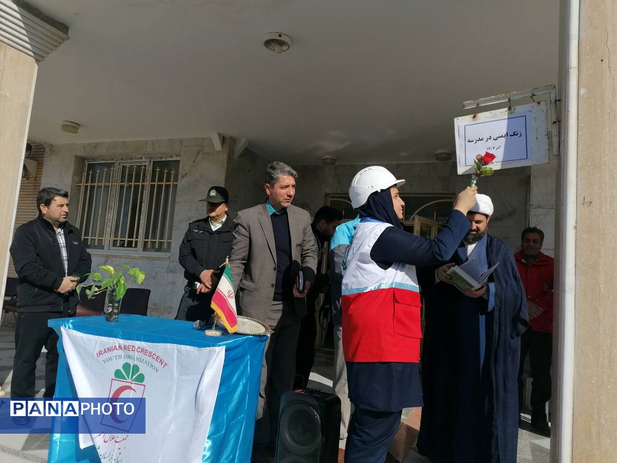 نواختن زنگ زلزله در دبیرستان کوشش شهرستان فاروج 