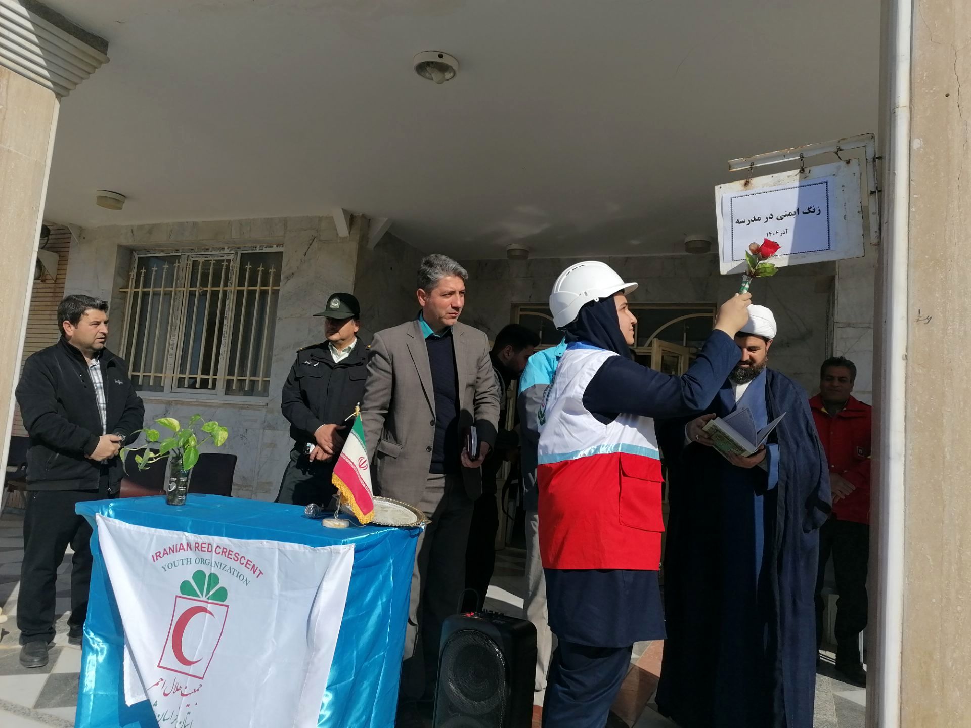 نواختن زنگ زلزله در دبیرستان کوشش شهرستان فاروج 