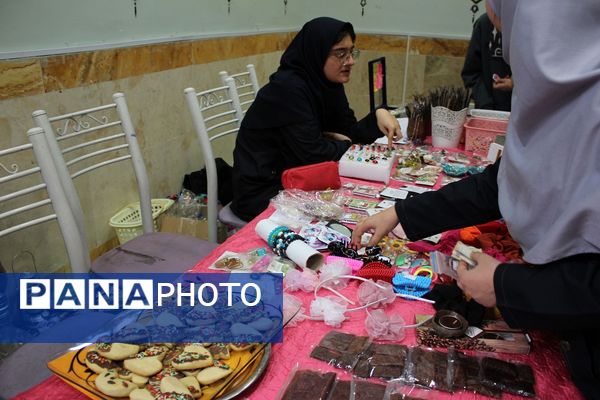برپایی بازارچه کسب و کار دانش‌آموزی در مدرسه حضرت معصومه (س) ناحیه 4 کرج