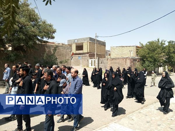 پیاده‌روی جاماندگان اربعین در شهر‌ رباطسنگ؛ دل‌هایی که از راه دور به کربلا رسیدند
