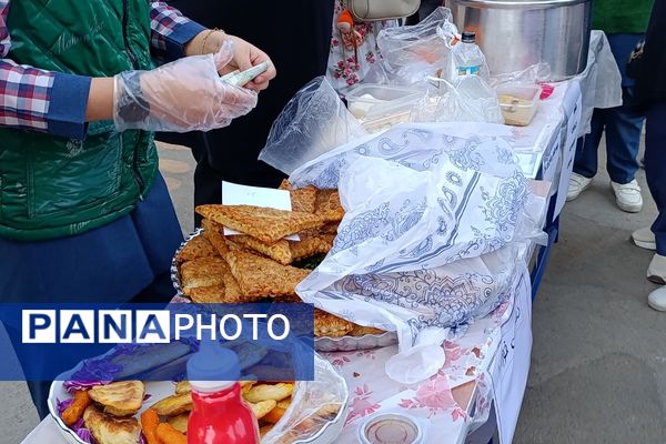 برپایی بازارچه کسب‌و‌کار در مدرسه شهدای پانزده خرداد قرچک