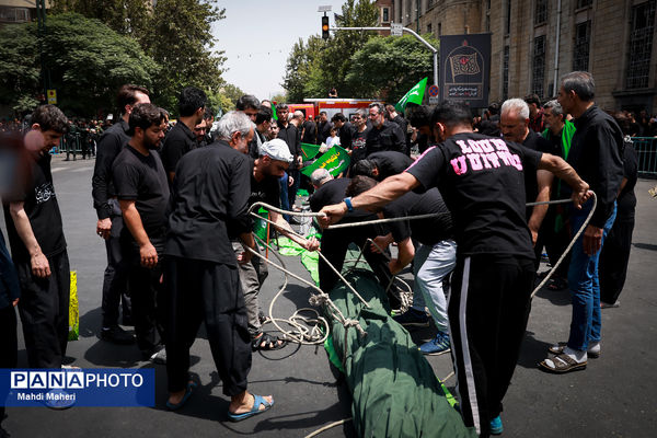 خیمه‌سوزان ظهر عاشورا در چهارراه گلوبندک تهران