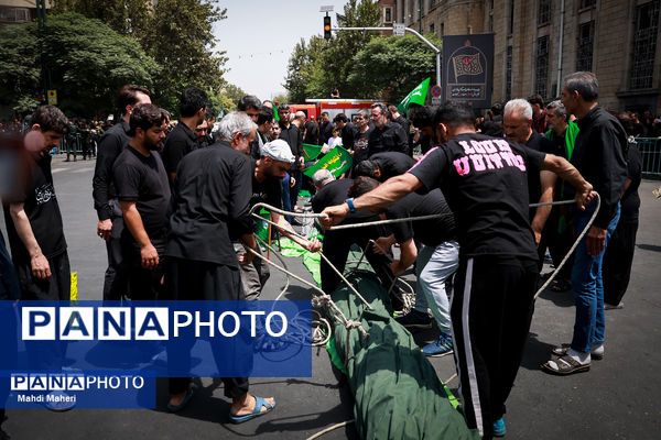 خیمه‌سوزان ظهر عاشورا در چهارراه گلوبندک تهران
