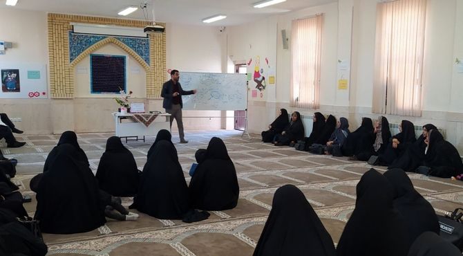 کارگاه مشاوره ویژه اولیاء دبیرستان فدک و نمونه دولتی شهید حاج قاسم سلیمانی شهر بن برگزار شد 