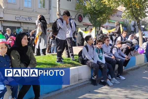 حضور دانش‌آموزان دبستان مبین شیروان در راهپیمایی ۱۳ آبان