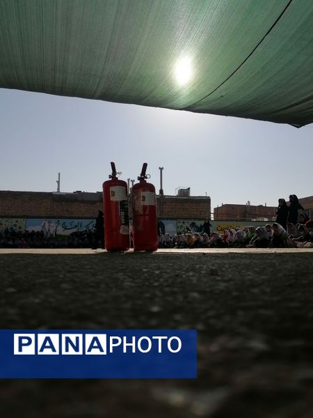 آموزش اطفاء حریق در مدرسه ناهید نخودی
