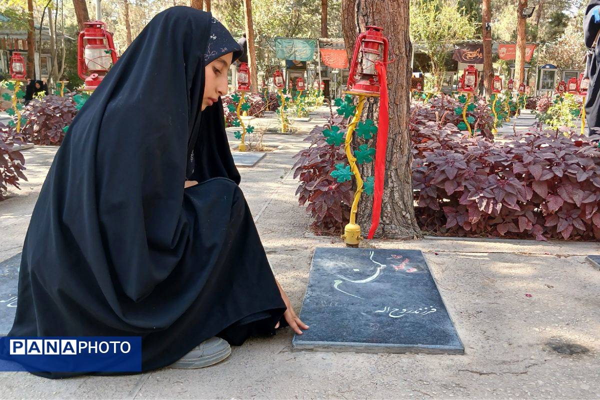 تجدید پیمان دانش‌آموز خبرنگاران پانا با شهدا درهفته دفاع مقدس