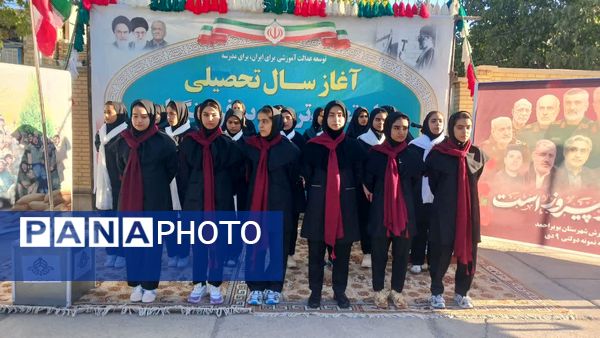 نواختن زنگ استانی مهر، ایثار و مقاومت در مدرسه نمونه دولتی ۹ دی به مناسبت آغاز سال تحصیلی و هفته دفاع مقدس