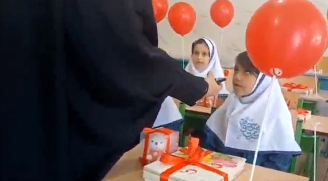 جشن شکوفه‌ها در دبستان حضرت معصومه (س) بروجن