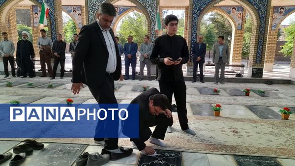  غبارروبی مزار شهدای شهرستان خلیل آباد