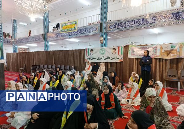 لحظاتی شاد از اعتکاف دانش‌آموزی با حضور نویسندگان و فرهیختگان یزد 