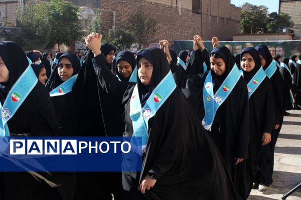 جوشش غیرت و همدلی دانش‌آموزان رباط‌کریم در مراسم وطن‌یار