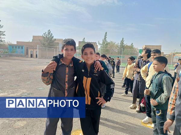 آغاز بازگشایی مدارس و شور و حال دانش آموزان دبستان شهید پسندیده فدافن در نخستین روز پاییز