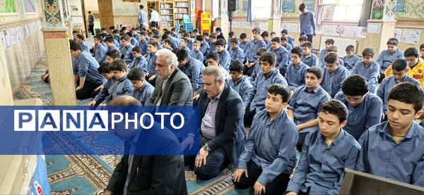 نمازجماعت پایه هشتم مدرسه زمانی با حضور مدیر آموزش و پرورش منطقه ۱۹ 