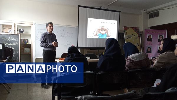 برگزاری جلسه مشاوره در راستای انتخاب رشته صحیح در آموزشگاه دخترانه هیأت امنای فرزانگان 