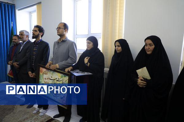 اهدای هدایای مقام معظم رهبری به دانش‌آموزان بیرجندی 