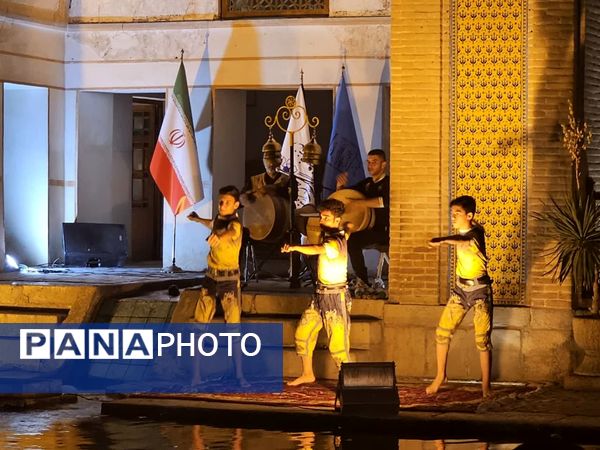 شب حماسه و اندیشه در جهان باغ تاریخی فین کاشان 