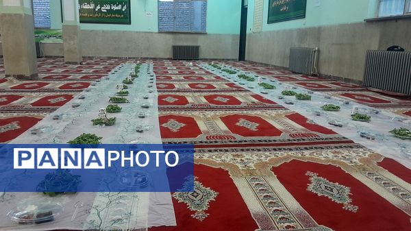 مراسم افطاری در دبیرستان دهخدا ناحیه یک کرج 