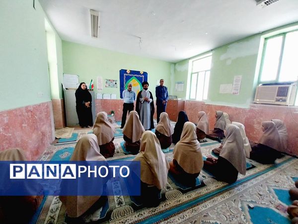 نماز جماعت در آموزشگاه شکوه زاویه فین